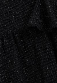 Črna teksturirana tkanina s tkanim vzorcem in metaliziranimi nitmi, ki ustvarjajo nekoliko dvignjeno površino in raznolik lesk.