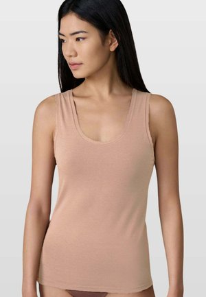 Canotta beige leggera con scollo a U, design aderente e texture morbida. Il tessuto è liscio, adatto per essere indossato a strati.