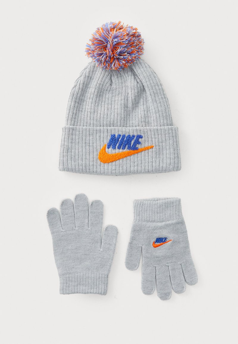 Pilka megztinė kepurė su spalvingu pom-pomu, turi oranžinį ir mėlyną Nike logotipą. Pilki megztiniai pirštinės su mažu Nike logotipu ant riešo.