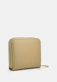 Beige leren portemonnee met een textuurafwerking, ritssluiting en gouden hardware. Vierkante vorm met afgeronde hoeken en een slank profiel.