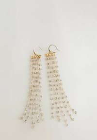 Guldtonede chandelier øreringe med faldende kæder af klare perler, der har en dekorativ top og intrikate detaljer. Længden er dramatisk.