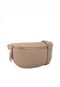 Beige leren heuptasje met gouden ritssluiting en verstelbare band, gebogen onderkant en gestructureerd oppervlak.
