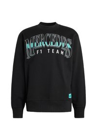 Sudadera negra de cuello redondo con el texto "MERCEDES F1 TEAM" en grandes letras estilizadas y un pequeño parche del logo de Adidas en turquesa cerca del dobladillo.