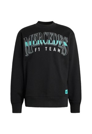 Čierna mikina s okrúhlym výstrihom s nápisom "MERCEDES F1 TEAM" veľkými štýlovými písmenami a malou tyrkysovou nášivkou s logom Adidas pri leme.