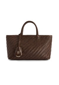 Brązowa pleciona skórzana torba na ramię z dwoma krótkimi uchwytami, z ozdobną skórzaną zawieszką i usztywnionym prostokątnym kształtem.