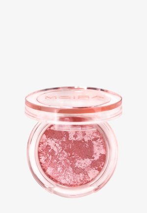 Rund kompaktblyant med skinnende pink presset øjenskygge med gennemsigtigt pink låg mærket "MOIRA" åbnet på hvid baggrund.