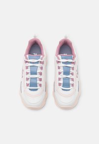 Sneakers bianchi con accenti rosa e blu, caratterizzati da una tomaia in mesh e sintetico, chiusura con lacci e linguetta e collare imbottiti.