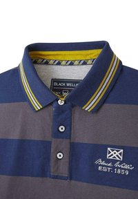Polo rayé bleu marine et gris avec un col à accents jaunes, une patte de boutonnage à deux boutons et un logo brodé. Matière en coton douce.