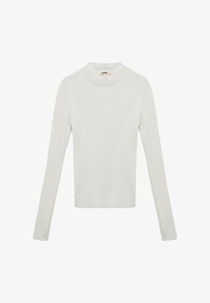 Suéter blanco de punto de manga larga con un cuello alto, que presenta un patrón texturizado y un diseño triangular en la parte delantera. Tejido suave y ligero.
