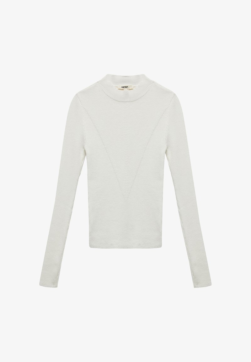 Witte lange mouwen gebreide trui met een hoge halslijn, voorzien van een gestructureerd patroon en driehoekig ontwerp aan de voorkant. Zachte, lichte stof.