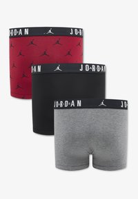 Τρία ζευγάρια μποξεράκια Jordan: κόκκινα με μαύρα λογότυπα, μαύρα και γκρι. Κάθε ζευγάρι έχει μαύρη μέση με λευκή επιγραφή και λογότυπα.