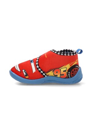Zapatilla roja infantil con suela azul con diseño de coche de carreras, número 95 y ribete de cuadros en blanco y negro.