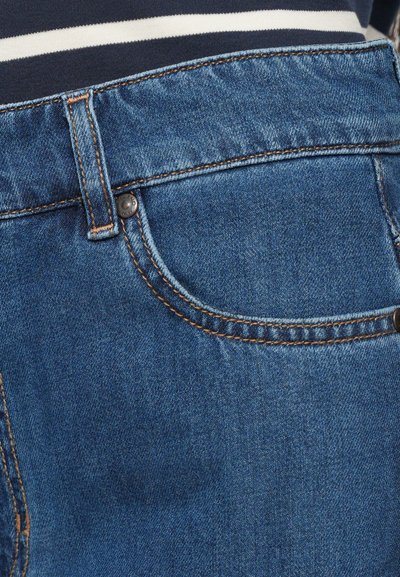 Jeans in denim con tessuto blu, dotati di una tasca posteriore, cuciture arancioni e un bottone metallico. Texture liscia, design casual.