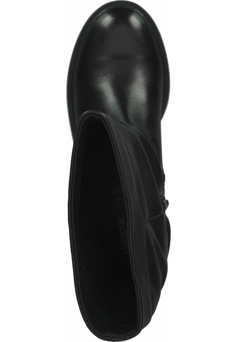 Zwarte enkellaarzen met een glad leren neus, textielen schacht en een geplooid ontwerp. Voorzien van een zijrits voor gemakkelijke toegang.