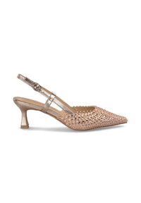 Tacchi slingback in oro rosa con punta affusolata, superficie testurizzata e borchie rotonde, fascia sottile e tacco a stiletto moderato.