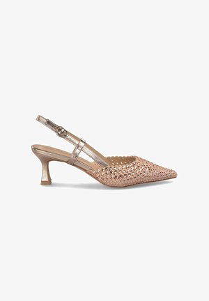 Escarpin slingback en rose gold avec un bout pointu, surface texturée ornée de clous ronds, fine bride et un talon stilettos modeste.