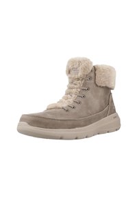 Bottines en suède beige avec col en fausse fourrure, languette rembourrée et bout rond. Comprend des œillets en métal et une semelle légère et texturée.