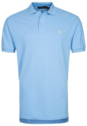 Lichtblauwe polo van katoen, met een kraag, korte mouwen en een klein geborduurd logo op de linkerkant van de borst.