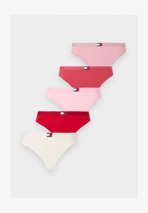 Fem bomulds bikini-stil dameundertøj i nuancer fra hvid til mørkerød, hver med et lille rektangulært logo på linningen.