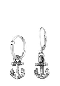 Silverfärgade hoops med små ankarsmycken som har texturerade detaljer. Smyckena hänger från hoopsen och visar upp ett marint tema.