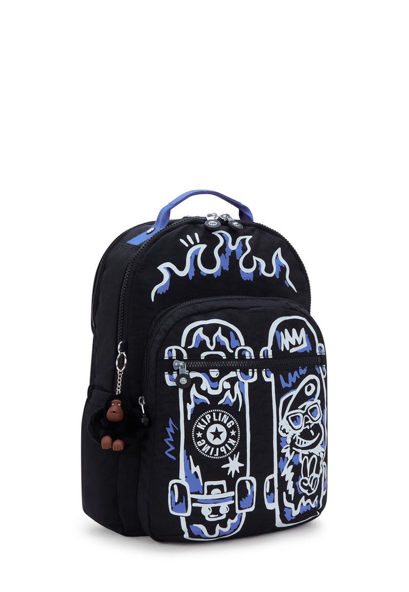 Svart ryggsäck med blå flamdesign och vita skateboardgrafik. Inkluderar en mjuk apa-nyckelring och dragkedjestängningar.