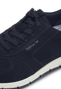 Baskets bleu marine en suède avec une semelle en caoutchouc. Dotées de lacets, de détails cousus et d'un accent de logo argenté. Texture lisse.