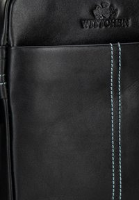 Borsa in pelle nera con superficie testurizzata, logo impresso e cuciture blu che accentuano le cuciture. Design compatto e rettangolare.