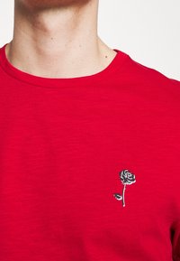 Pier One Camiseta estampada - red