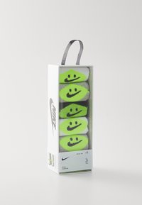Ett paket med sex par ankelsockor i vitt, grått och neongrönt. Varje socka har ett leende ansikte designat. Genomskinlig, rektangulär förpackning med handtag.