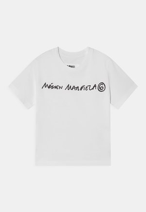 Biała koszulka z krótkim rękawem z czarnym, ręcznie pisanym logo "Maison Margiela 6" na środku klatki piersiowej.