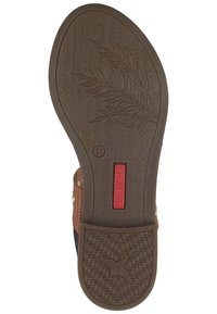 Suela de zapato de goma marrón con un patrón de hojas texturizado, un logo rojo y un pequeño indicador de tamaño. Los bordes son redondeados para mayor comodidad.