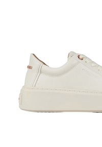 Sneaker bianco in pelle con suola platform spessa. Presenta dettagli hardware color oro rosa e una superficie liscia e testurizzata con cuciture minime.