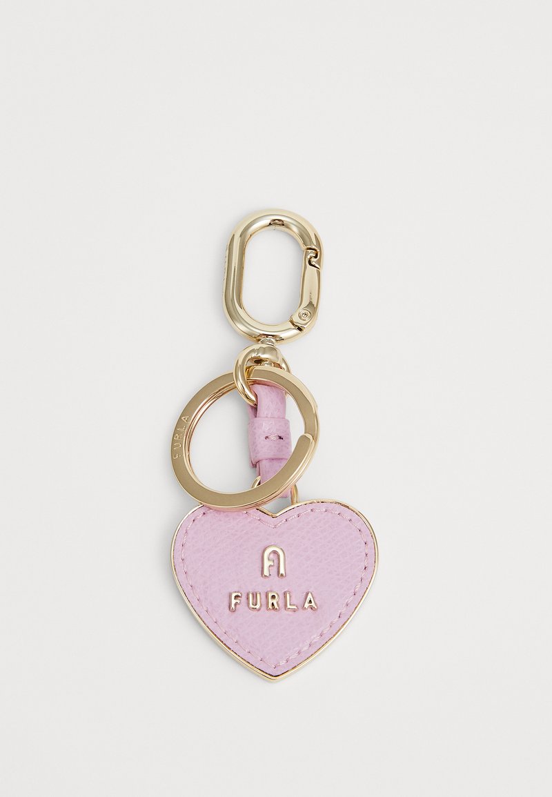 Chaveiro em forma de coração, feito de couro rosa, com acabamento em dourado, gravado com "FURLA", preso a um mosquetão e anel em metal dourado.