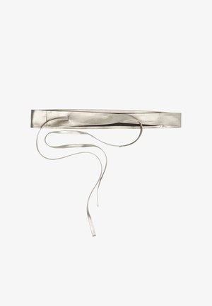 Metalen zilveren stoffen riem met een gladde textuur, gekenmerkt door een dunne band en lange strikken om te bevestigen. Minimalistisch ontwerp zonder versieringen.