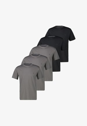 Vijf eenvoudige crewneck T-shirts in twee tinten, drie grijze aan de voorkant en twee zwarte aan de achterkant, gerangschikt in een trapvormige rij op een witte achtergrond.