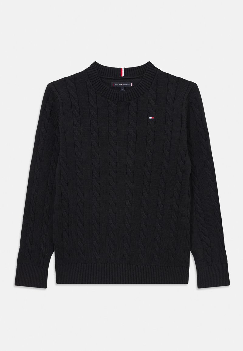 Pull en maille noire à col rond, avec des poignets et un ourlet côtelés, présentant un petit logo rouge, blanc et bleu sur la poitrine.