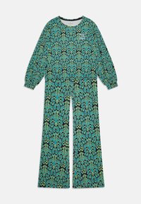 Dvoudílný outfit skládající se z topu s dlouhým rukávem a kalhot s širokým střihem, vyrobený z vzorované látky v tyrkysové a černé barvě s obtížnými vzory.