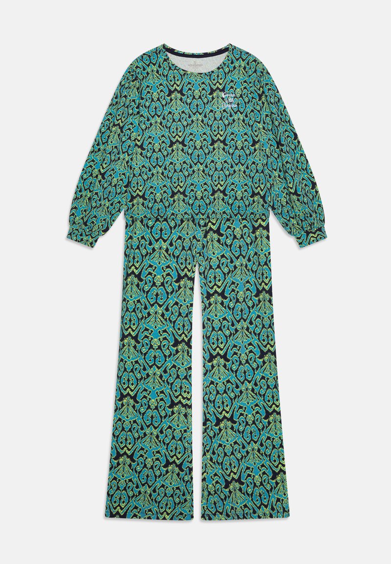 Dvoudílný outfit skládající se z topu s dlouhým rukávem a kalhot s širokým střihem, vyrobený z vzorované látky v tyrkysové a černé barvě s obtížnými vzory.