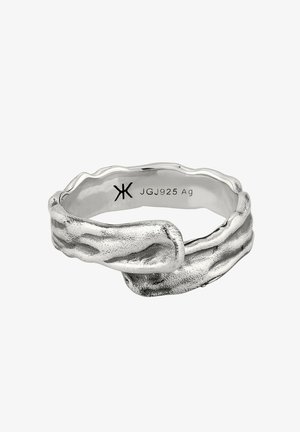 Bague argentée ondulée présentant un design texturé et entrelacé. L'inscription à l'intérieur indique "JGJ925 Ag", signifiant argent sterling.