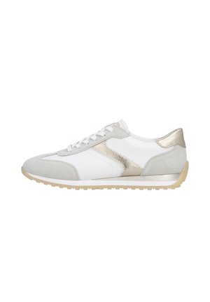 Witte en lichtgrijze lage sneaker met metalen gouden accenten, witte veters en een beige rubberen zool, gezien vanaf de buitenkant.