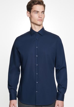 Marineblauw longsleeve shirt van gladde stof, met een button-down kraag en een sluiting met knopen aan de voorkant met donkere knopen.