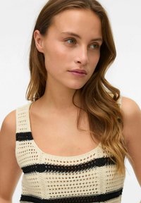 Gehaakt tanktop met een crème basis en zwarte horizontale strepen, rechthoekig opengewerkte patroon en brede schouderbanden.