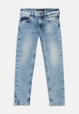 Világoskék, kifakult, szűk szabású farmernadrág elülső zsebekkel, derékpántokon hurkokkal, gombbal, cipzárral és Replay márkajelzéssel a derékrészen és a zsebén.