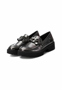 Mocasines metálicos negros con un acabado texturizado, que presentan un acento de cadena prominente y una suela gruesa negra con un diseño de perfil robusto.