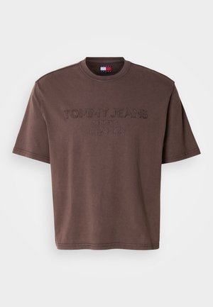 Bruin oversized T-shirt van katoen, met geborduurd "TOMMY JEANS" logo en de tekst "SINCE 1985" en "New York City" op de voorkant.