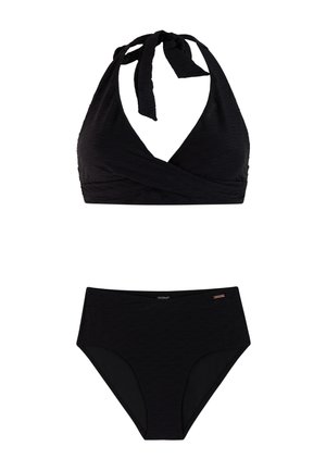 Bikini noir à col licou avec un haut style cache-cœur et un bas taille haute, présentant un tissu subtilement texturé et un petit logo de la marque sur le bas.