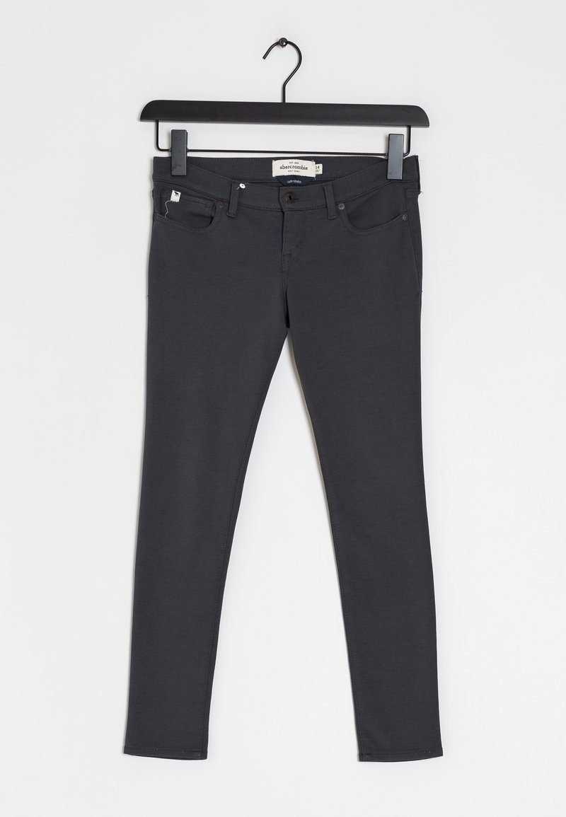 Donkergrijze skinny jeans van een zachte stof. Beschikt over vijf zakken, riemlussen en een subtiele merketiket op de tailleband.