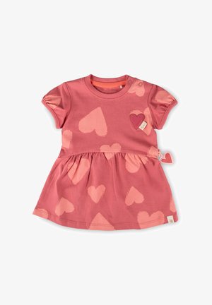 Rosa Baby-Kleid mit kurzen Ärmeln, hellrosa Herzmustern, geraffter Taille, zwei Druckknöpfen an der Schulter und einem kleinen herzförmigen Anhänger an der Seite.