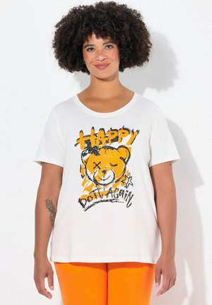 Weißes Kurzarm-T-Shirt mit einem Bären-Graphic in Orange und Schwarz, versehen mit dem Text "HAPPY" und "Don’t Worry" in verspielten Schriften.
