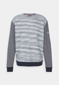 Sudadera gris con un patrón de rayas horizontales en la parte frontal y mangas de un gris oscuro sólido. Puños y cuello acanalado.